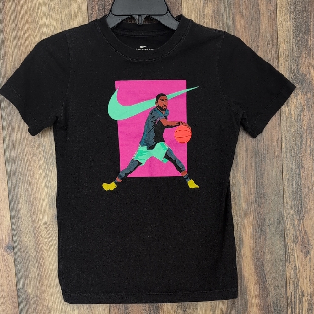 Nike Kids Black Tee with Basketball Graphic Boys M                 M295